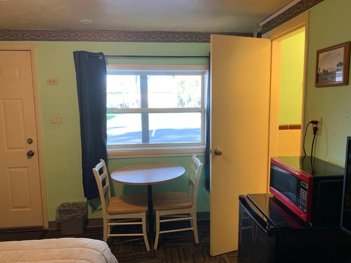Tour Inn Motel Howard City Kültér fotó